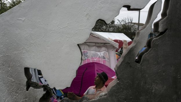 Migrante en un campamento para personas deportadas cerca de la frontera entre México y EE.UU.