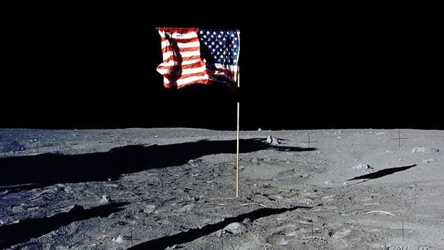 Bandera de Estados Unidos en la superficie lunar.