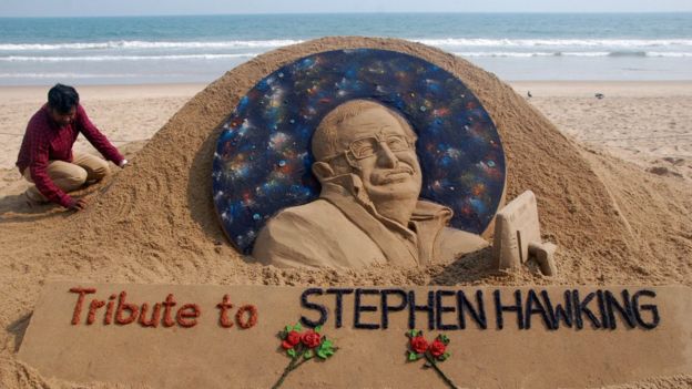 Tributo en arena a Stephen Hawking.