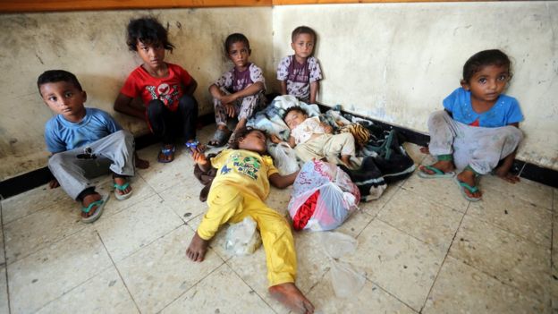 أطفال في الحديدة في اليمن يجلسون على الأرض
