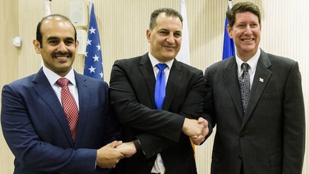 Katar Petrolleri CEO'su Saad Şerida el Kaabi, Kıbrıs Enerji Bakanı George Lakkotrypis ve Exxon Mobil Başkan Yardımcısı Andrew Swiger, 5 Nisan 2017'de Lefkoşa'da anlaşmayı imzaladı.