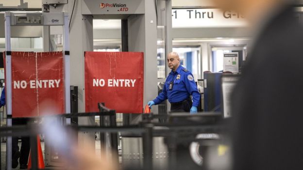 Un oficial de la TSA cierra la entrada de la Terminal G del Aeropuerto Internacional de Miami, durante el cierre del gobierno, en Miami, Florida, el 12 de enero de 2019