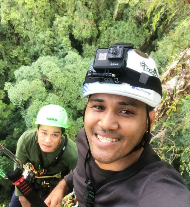 Unding Jami y un colega escalando Menara