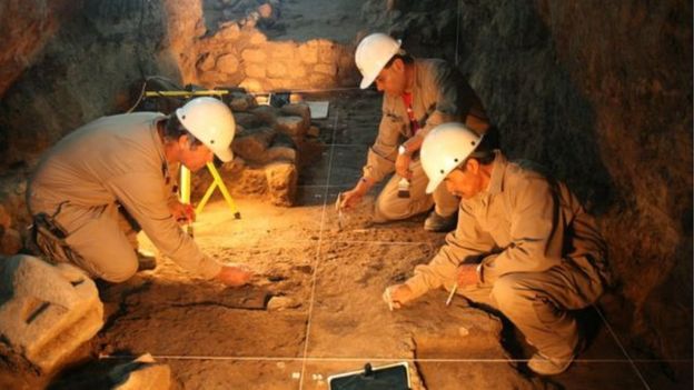 Arqueólogos trabalhando na exploração da caverna