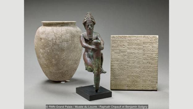 Mesopotamia mengembangkan sistem penulisan menggunakan stylus di atas tablet tanah liat yang lembek.