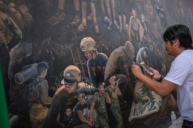 தாய்லாந்து குகை மீட்பு: சுவரோவியங்கள் வரைந்து மீட்பு வீரர்களுக்கு மரியாதை