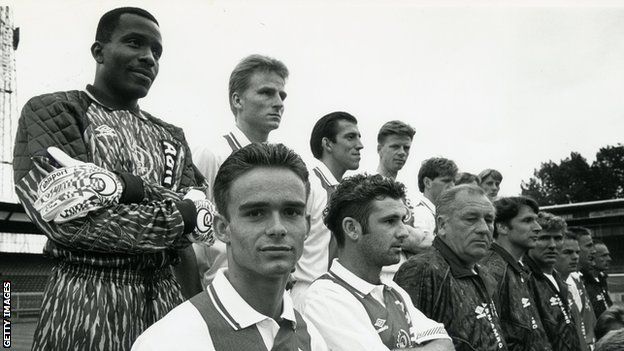 Stanley Menzo poses with the Ajax team of 1992-93 for that season's team photo