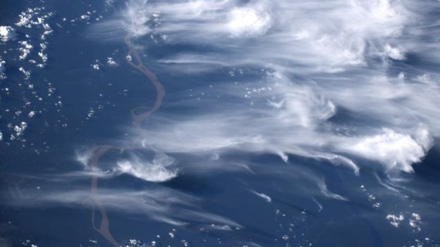 Imagem de satélite mostra fumaça e rio na Amazônia