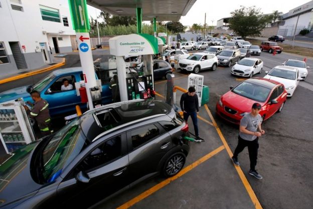 Filas de autos en una gasolinera