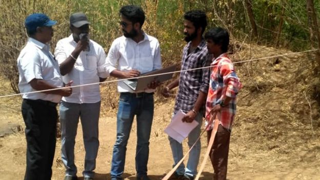 ஜிபிஆர் ரடார் மூலம் நிலத்தடியை ஆய்வுசெய்யும் அதிகாரிகள்