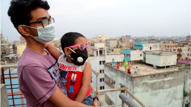 বাড়িতে অবরুদ্ধ থাকা শিশুরা বাড়ির ছাদে অবসর কাটাচ্ছে।