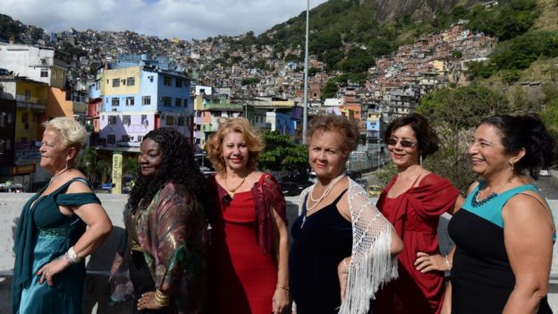 Idosas participam de desfile de moda em passarela da Rocinha, Rio de Janeiro, em 2013