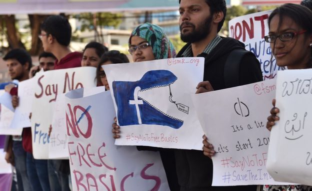 Manifestants indiens contre Free Bascis à Bangalore, 2 janvier 2016