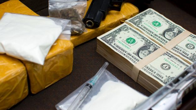Bolsas de cocaÃna con fajos de dinero