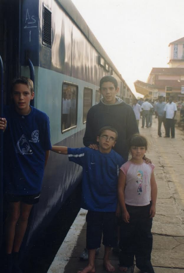 Irmãos Forkan ao lado de um trem. Os quatro sobreviveram a um tsunami em 2004 no Sri Lanka