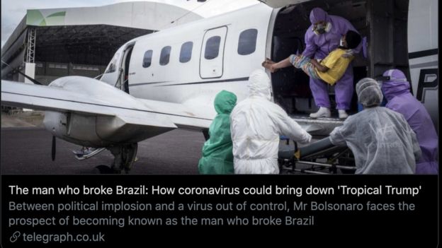 Pessoa com máscara sendo retirada de pequeno avião