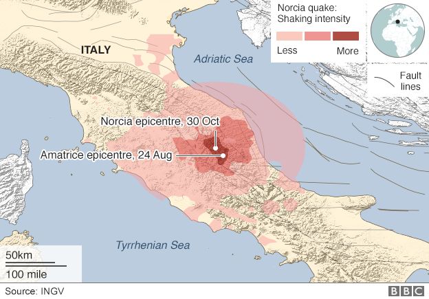 Карта, показывающая интенсивность сотрясений во время землетрясения в Норче и расположение эпицентров