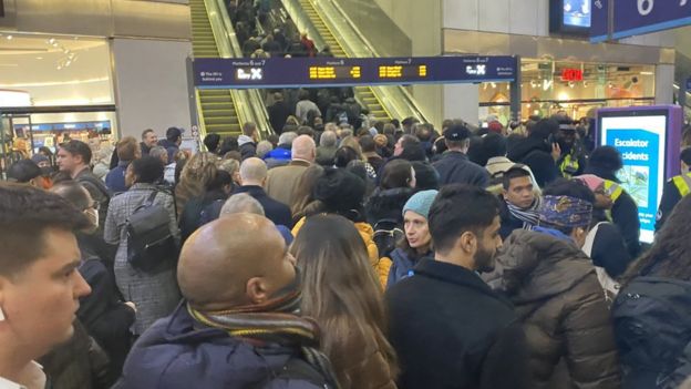 'Dangerous' overcrowding for commuters at London Bridge - BBC News