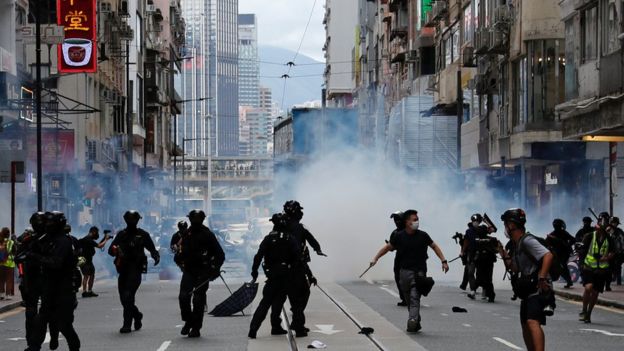 7月1日香港主权移交纪念日，大批市民上街抗议港区《国安法》，演变成警民冲突。