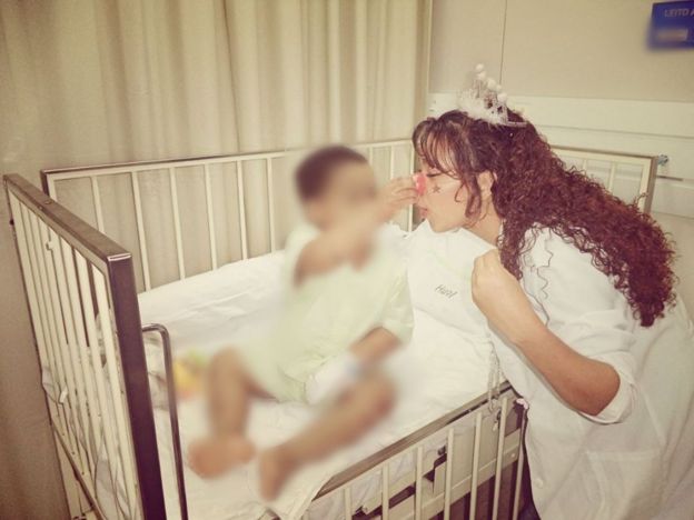 Fernanda Silmara Silva dos Santos com nariz de palhaço, em trabalho voluntário em ala infantil de hospital em Natal