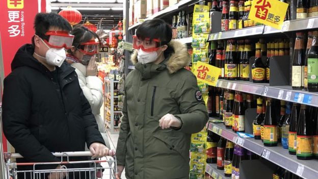 personas en el supermercado con mascarillas, lentes y guantes para evitar el contagio.