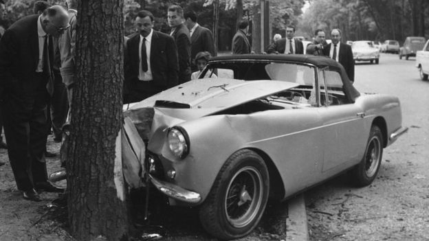 Ferrari que conducía Rubirosa chocada contra un árbol en una calle de París en 1965.