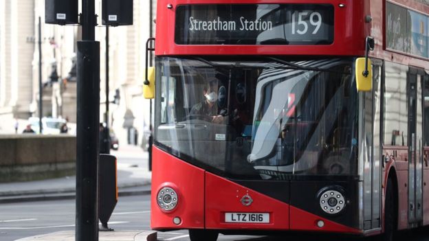 Clássico ônibus vermelho nas ruas de londres