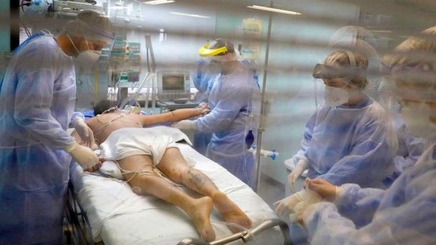 Médicos cuidam de um paciente com covid-19 em Porto Alegre, no Brasil