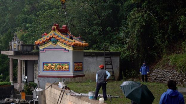 詹太太訂購的土地公廟運送到定點之後,要使用吊車安座。