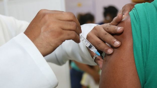 Pessoa recebendo vacina contra