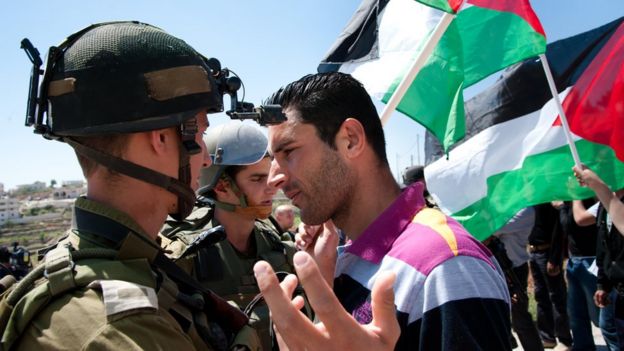 Palestino encara soldados israelenses