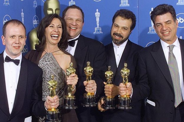 Harvey Weinstein posa con los ganadores del Óscar a la mejor fotografía de la película