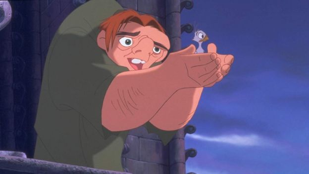 Cena do filme de animação O Corcunda de Notre-Dame, lançado em 1996 pela Disney. Na imagem, Quasimodo aparece com um pássaro nas mãos