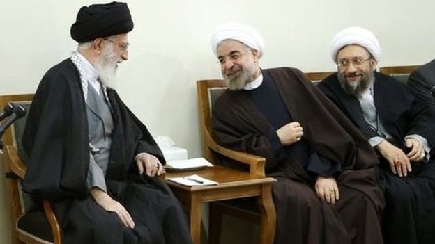 از راست صادق لاریجانی، حسن روحانی و آیت الله علی خامنهای. ریاست جمهوری می گوید نقشی در تشکیل شورای هماهنگی سران سه قوه و دادگاه مفاسد اقتصادی نداشته