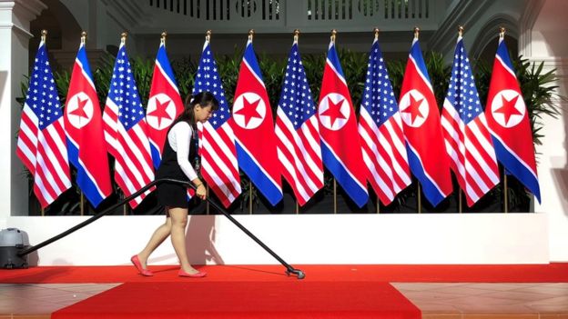 Banderas de EE.UU. y Corea del Norte en el Capella Hotel