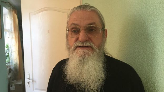 Image captionОтець Андрій каже, що монастир намагаються захопити прихильники ПЦУ, тому він викликав поліцію. Image captionОтець Андрій каже, що монастир намагаються захопити прихильники ПЦУ, тому він викликав поліцію.
