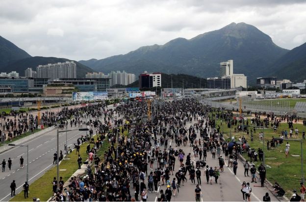 身穿黑衣的示威者已完全堵塞了香港市区前往香港国际机场的高速公路。