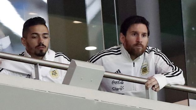 Lionel Messi mira desde la tribuna el partido
