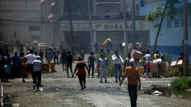 People loot stores in Colon, Panama on March 13, 2018, during a general strike. The strike is to protest bad conditions of educational establishments, delays in works of urban renovation, unemployment and security in Colon province.