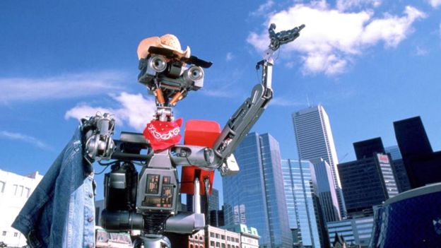 Número 5, do filme 'O incrível robô', em cena