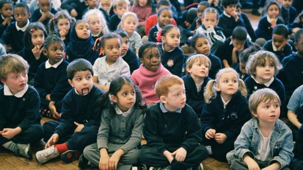 Crianças em uma escola do Reino Unido
