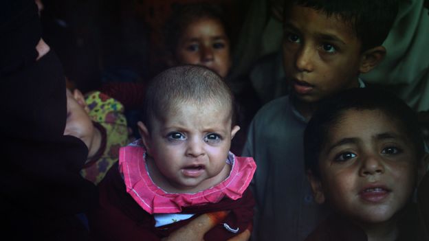 Niños afganos en el centro de repatriación de la ONU en Peshawar