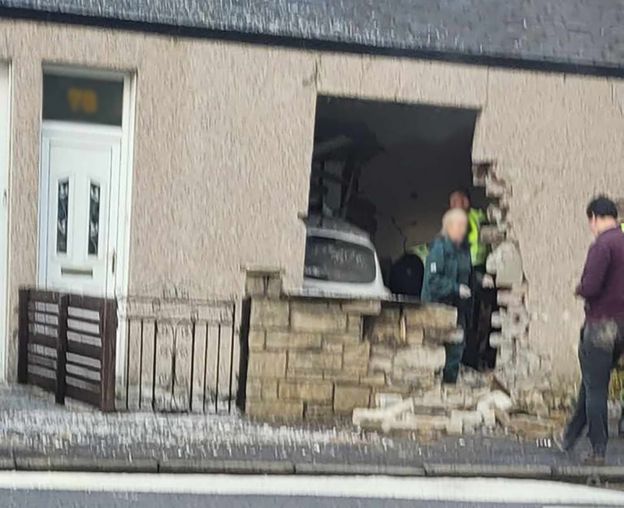 Car crashes through wall into house in Glenrothes BBC News