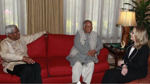 ২০১২ সালে ঢাকায় নোবেল বিজয়ী মুহাম্মদ ইউনুস এবং তৎকালীন মার্কিন পররাষ্ট্রমন্ত্রী হিলারী ক্লিনটনের সঙ্গে।