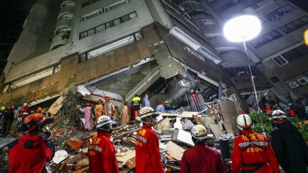 Tak diketahui jumlah orang yang masih terperangkap di bawah reruntuhan di kota Hualien/EPA.