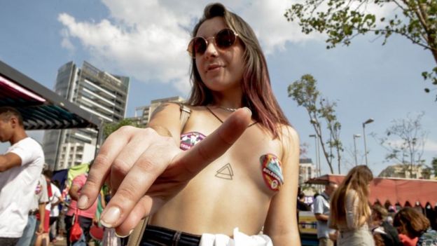 Mujer manifestante de "#EleNão"