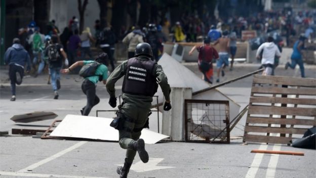 Venezuela crisis: Bans on protests that 'disturb' election - BBC News