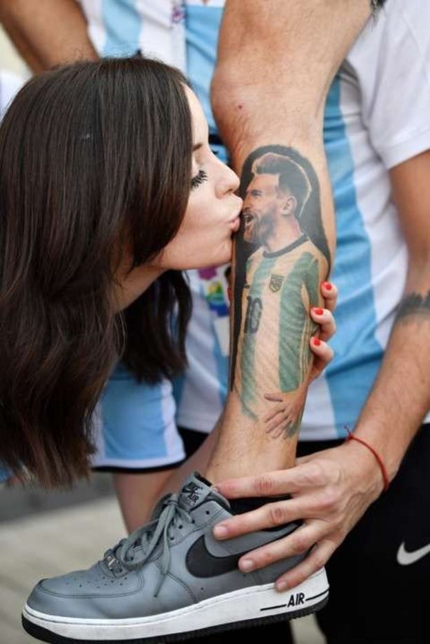 Todos los aficionados argentinos se encomiendan a su ídolo, Lionel Messi.