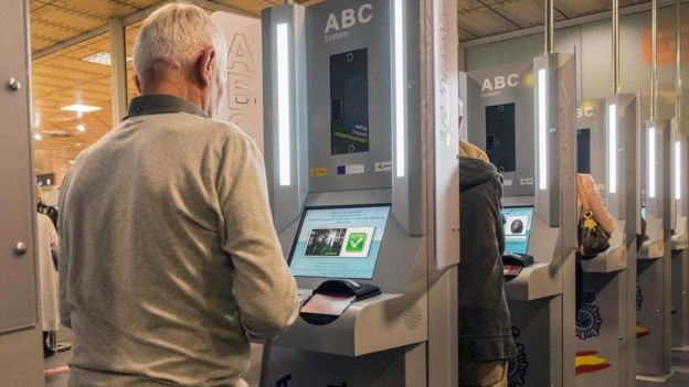 تقنيات مبتكرة لكشف المسافرين الذين يشكلون خطرا في المطارات وعبر الحدود