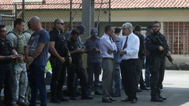 Policiais na escola de Suzano (SP) onde o atentado aconteceu